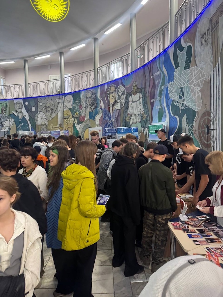 «Заводская проходная» в Бийске: 1500 школьников и студентов сделали шаг в будущее промышленности