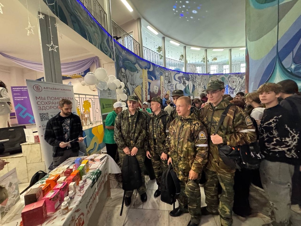 «Заводская проходная» в Бийске: 1500 школьников и студентов сделали шаг в будущее промышленности