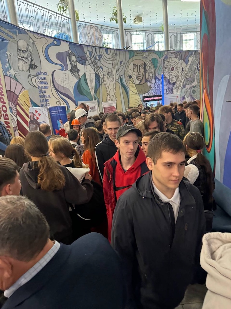 «Заводская проходная» в Бийске: 1500 школьников и студентов сделали шаг в будущее промышленности