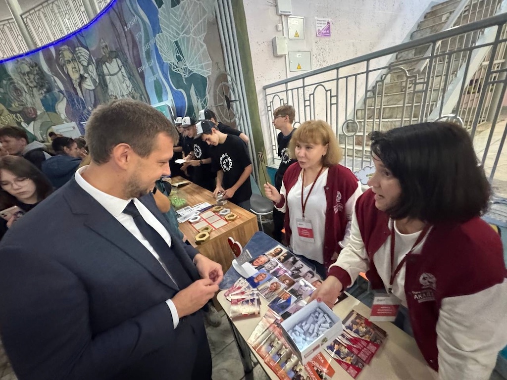 «Заводская проходная» в Бийске: 1500 школьников и студентов сделали шаг в будущее промышленности